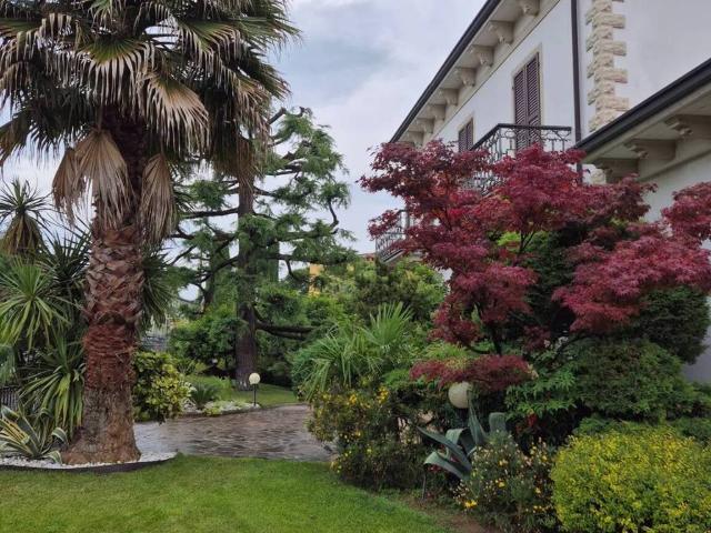 Villa Indipendente in vendita a Desenzano Del Garda, Lombardia