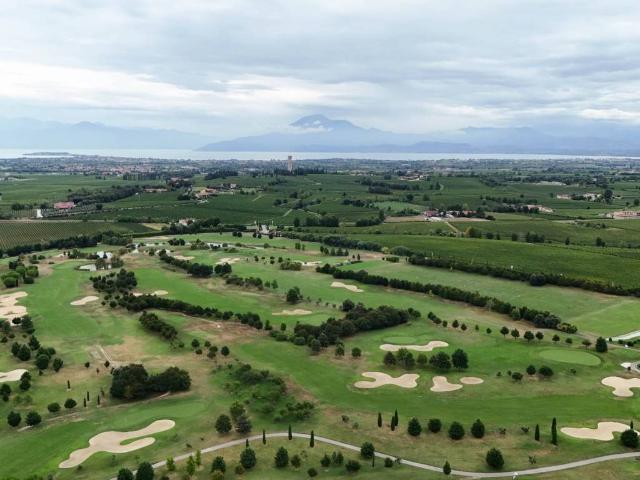 Villa Indipendente in vendita a Desenzano Del Garda, Brescia