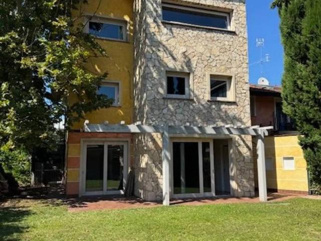Villa Indipendente in vendita a Vicina, Desenzano Del Garda