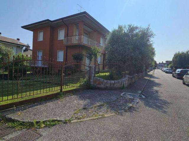 Villa Indipendente in vendita a Rivoltella del Garda, Desenzano Del Garda