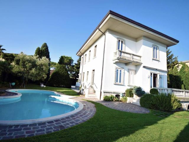 Villa Indipendente in vendita a Desenzano Del Garda, Lombardia
