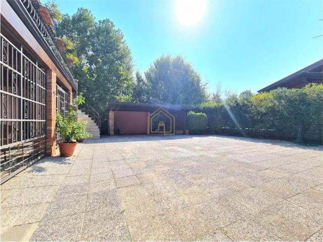 Villa Indipendente in vendita a Rivoltella del Garda, Desenzano Del Garda