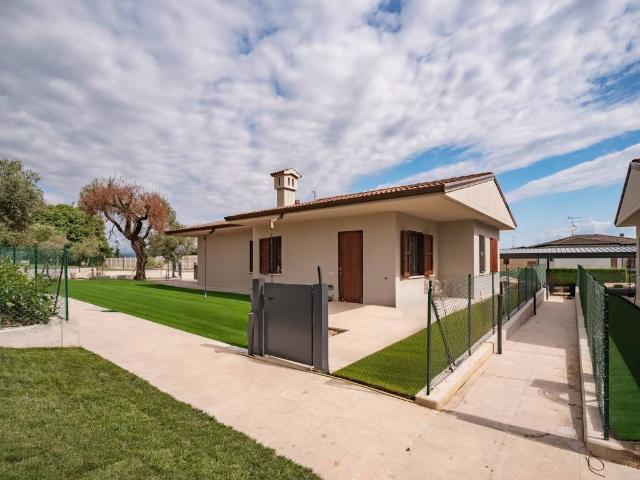 Villa Indipendente in vendita a Desenzano Del Garda, Brescia