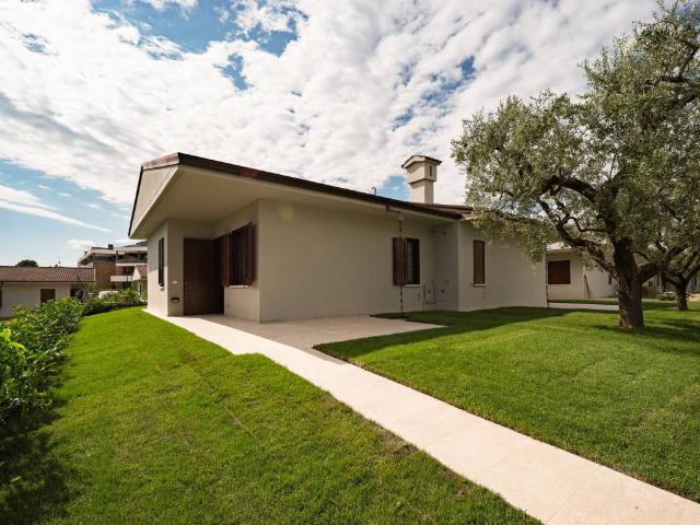 Villa Indipendente in vendita a Desenzano Del Garda, Brescia