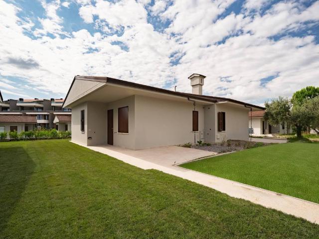 Villa Indipendente in vendita a Desenzano Del Garda, Brescia