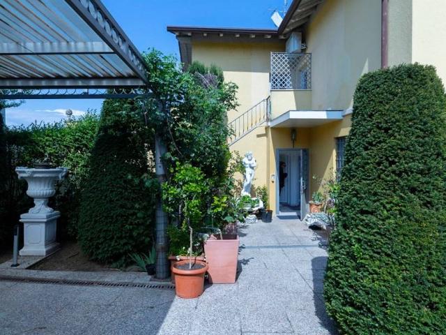 Villa Indipendente in vendita a Desenzano Del Garda, Lombardia