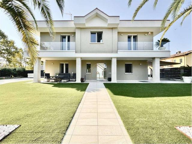 Villa Indipendente in vendita a Rivoltella del Garda, Desenzano Del Garda