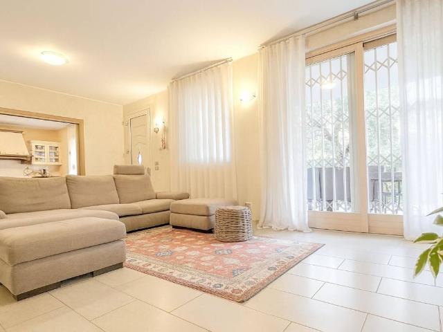 Villa Indipendente in vendita a Rivoltella del Garda, Desenzano Del Garda