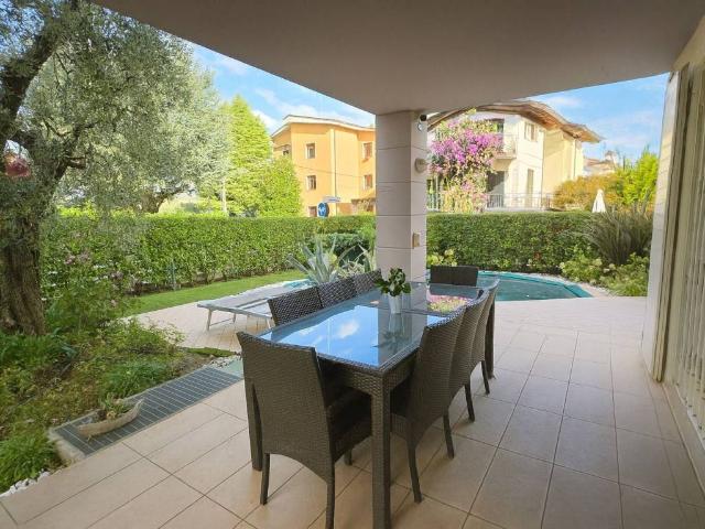Villa Indipendente in vendita a Rivoltella del Garda, Desenzano Del Garda