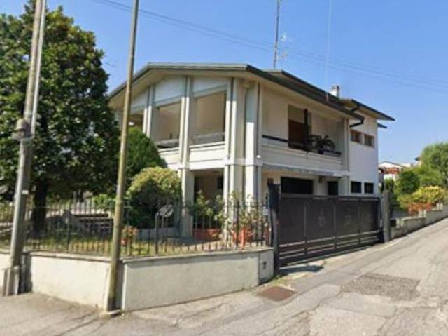 Villa Indipendente in vendita a Rivoltella del Garda, Desenzano Del Garda