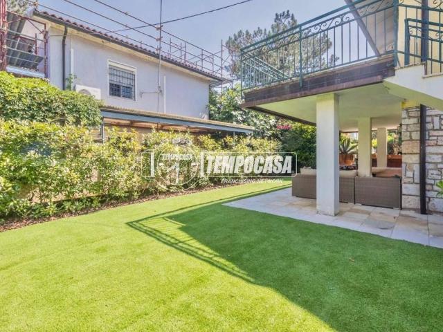 Villa Indipendente in vendita a Desenzano Del Garda, Lombardia