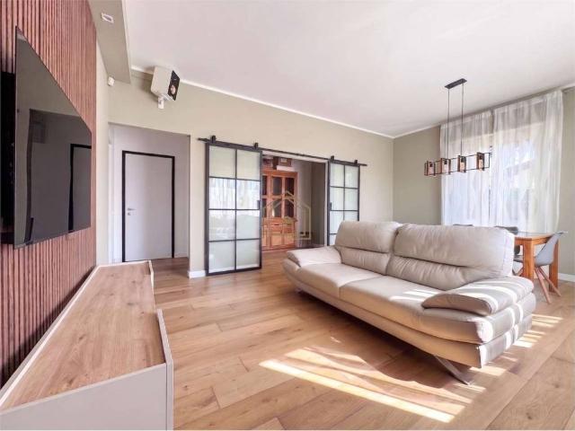 Villa Indipendente in vendita a Rivoltella del Garda, Desenzano Del Garda