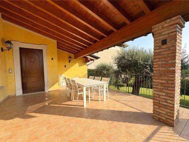 Villa Indipendente in vendita a Desenzano Del Garda, Lombardia