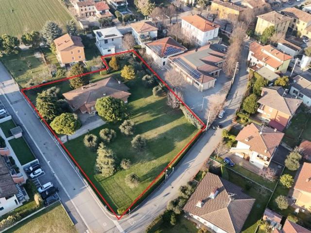 Villa Indipendente in vendita a Lonato, Lombardia