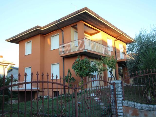 Villa Indipendente in vendita a Rivoltella del Garda, Desenzano Del Garda