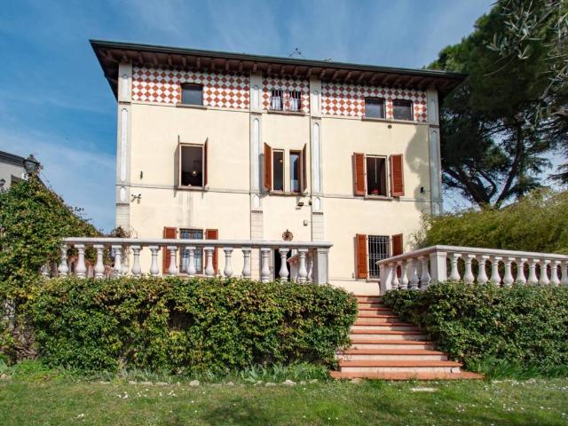 Villa Indipendente in vendita a Desenzano Del Garda, Lombardia