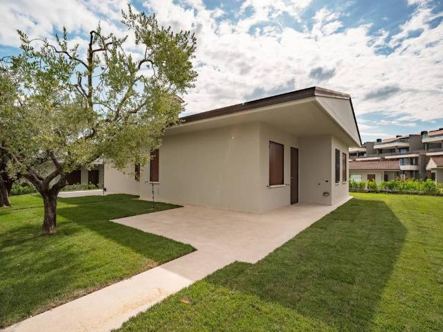 Villa Indipendente in vendita a Desenzano Del Garda, Lombardia
