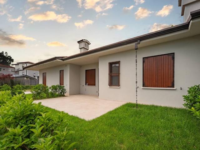 Villa Indipendente in vendita a Desenzano Del Garda, Lombardia