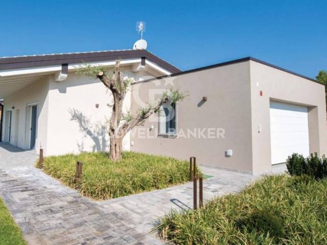 Villa Indipendente in vendita a Desenzano Del Garda, Lombardia