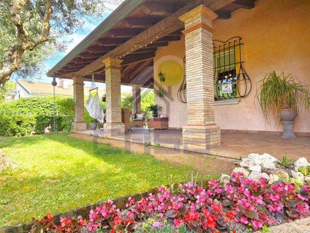 Villa Indipendente in vendita a Rivoltella del Garda, Desenzano Del Garda