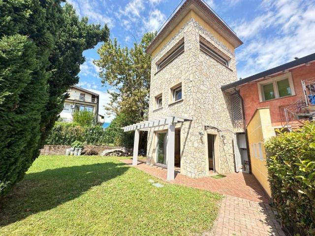 Villa Indipendente in vendita a Vicina, Desenzano Del Garda