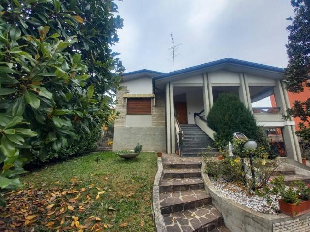 Villa Indipendente in vendita a Rivoltella del Garda, Desenzano Del Garda