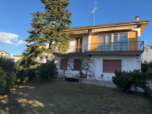 Villa Indipendente in vendita a Desenzano Del Garda, Lombardia