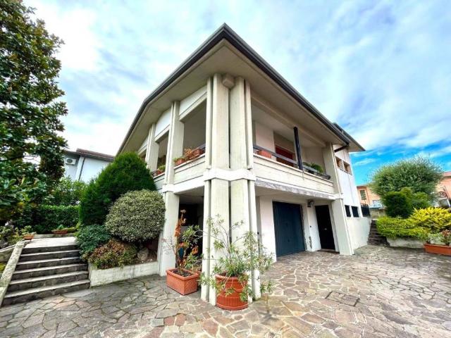 Villa Indipendente in vendita a Rivoltella del Garda, Desenzano Del Garda