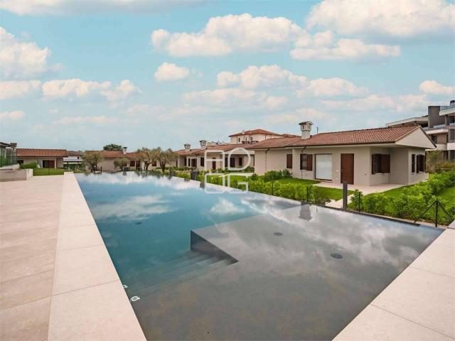 Villa Indipendente in vendita a Desenzano Del Garda, Brescia