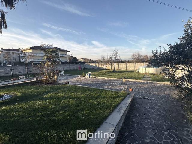 Villa Indipendente in vendita a Desio, Lombardia