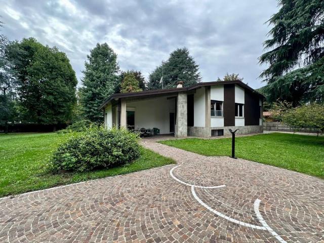 Villa Indipendente in vendita a Sacro Cuore-Stazione, Desio