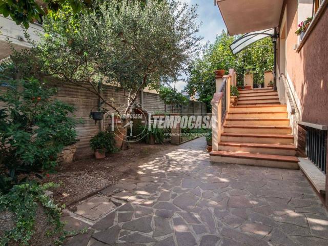 Villa Indipendente in vendita a Bria, Desio