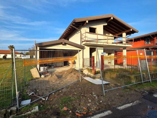 Villa Indipendente in vendita a Divignano, Novara