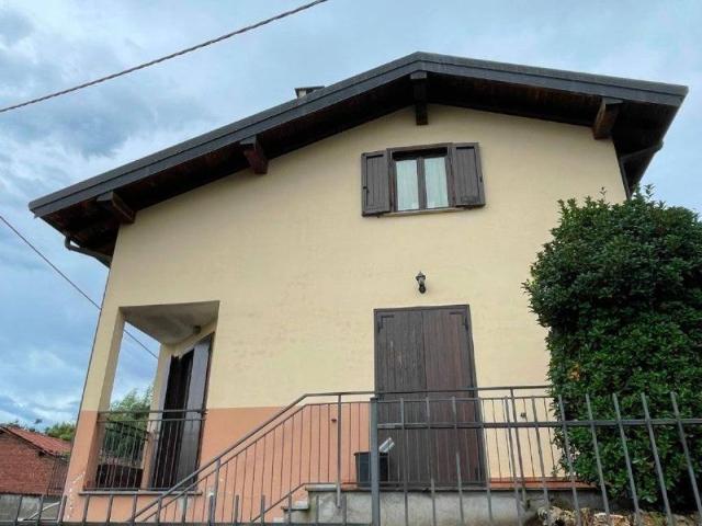 Villa Indipendente in vendita a Divignano, Novara