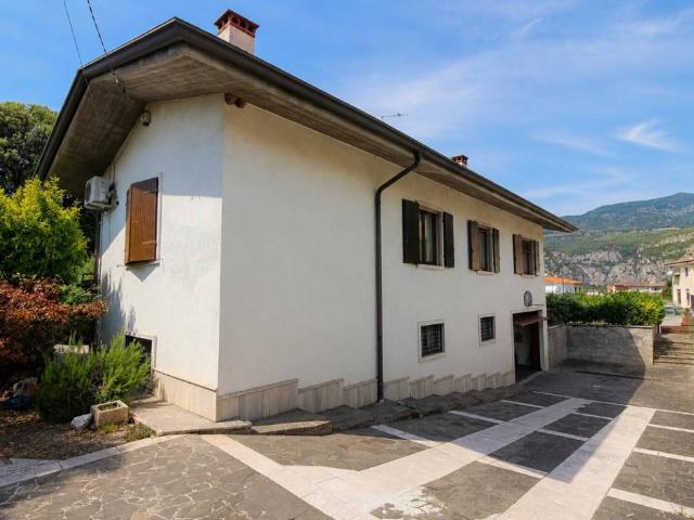 Villa Indipendente in vendita a Dolcè, Veneto