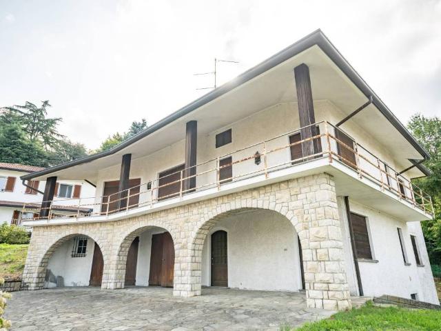 Villa Indipendente in vendita a Dolzago, Lombardia
