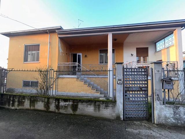 Villa Indipendente in vendita a Dorno, Lombardia