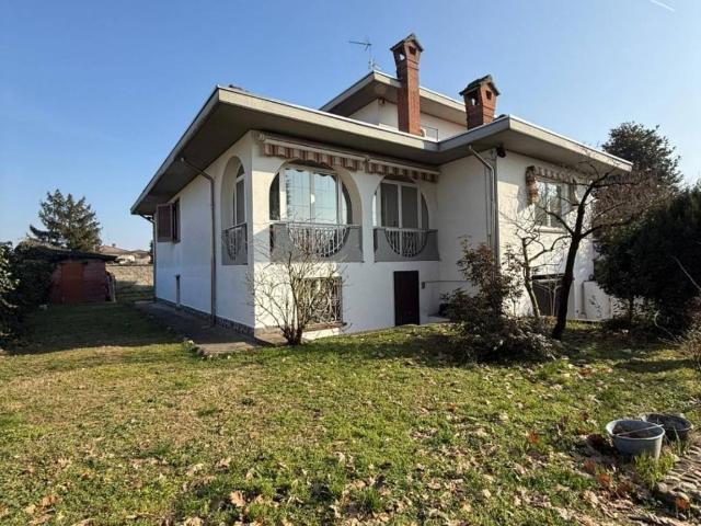 Villa Indipendente in vendita a Dorno, Lombardia