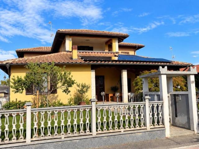 Villa Indipendente in vendita a Dorno, Lombardia