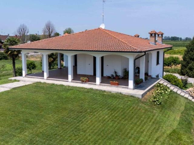Villa Indipendente in vendita a Dorno, Lombardia