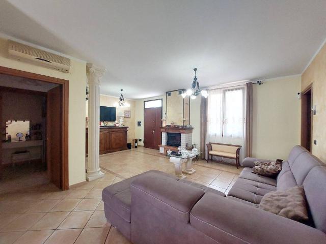 Villa Indipendente in vendita a Dosolo, Lombardia
