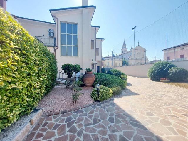 Villa Indipendente in vendita a Dosolo, Lombardia