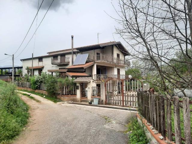 Villa Indipendente in vendita a Dragoni, Campania