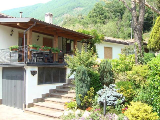 Villa Indipendente in vendita a Endine Gaiano, Lombardia