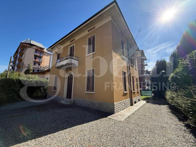 Villa Indipendente in vendita a Carpesino, Erba