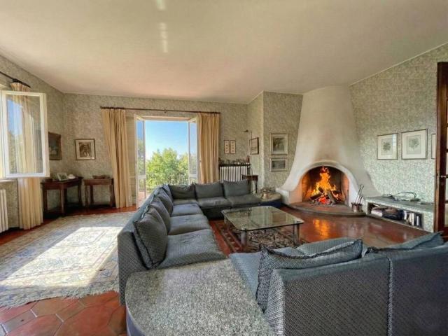 Villa Indipendente in vendita a Crevenna, Erba
