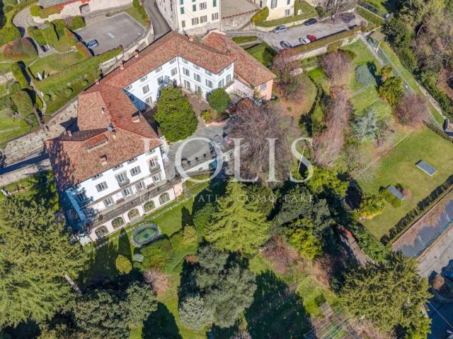 Villa Indipendente in vendita a Crevenna, Erba