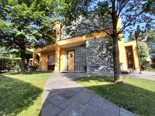 Villa Indipendente in vendita a Crevenna, Erba