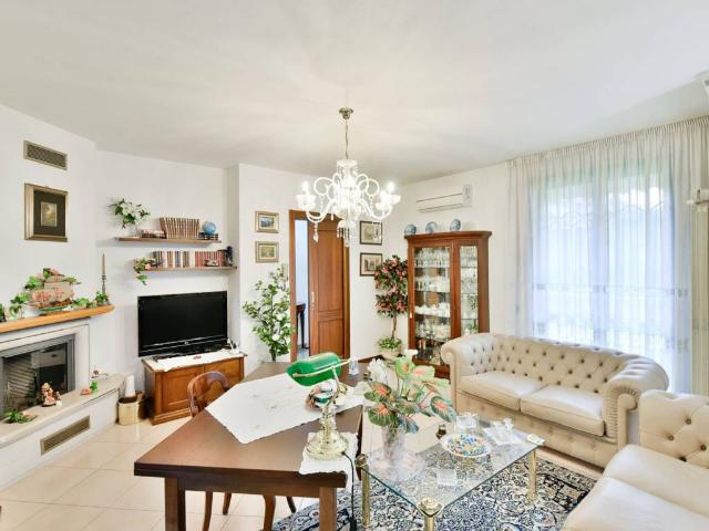 Villa Indipendente in vendita a Cassina Mariaga, Erba