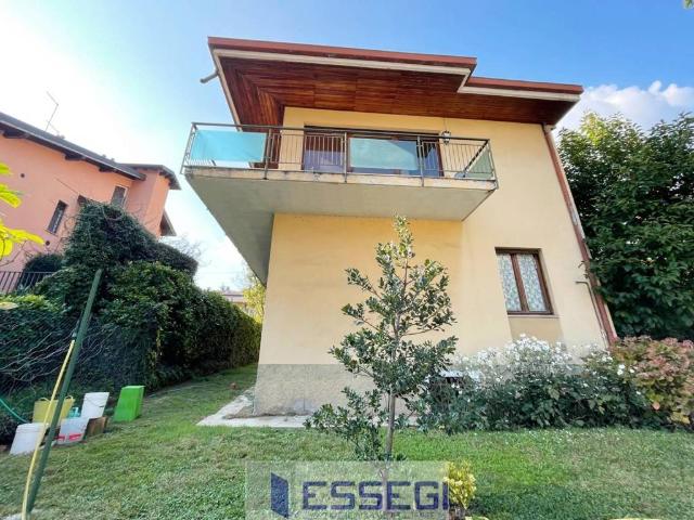 Villa Indipendente in vendita a Crevenna, Erba